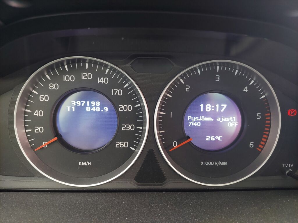 Volvo V70 2012 Musta