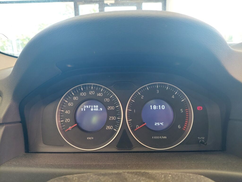 Volvo V70 2012 Musta