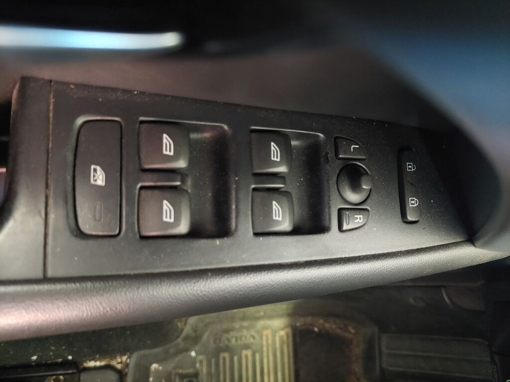 Volvo V70 2012 Musta