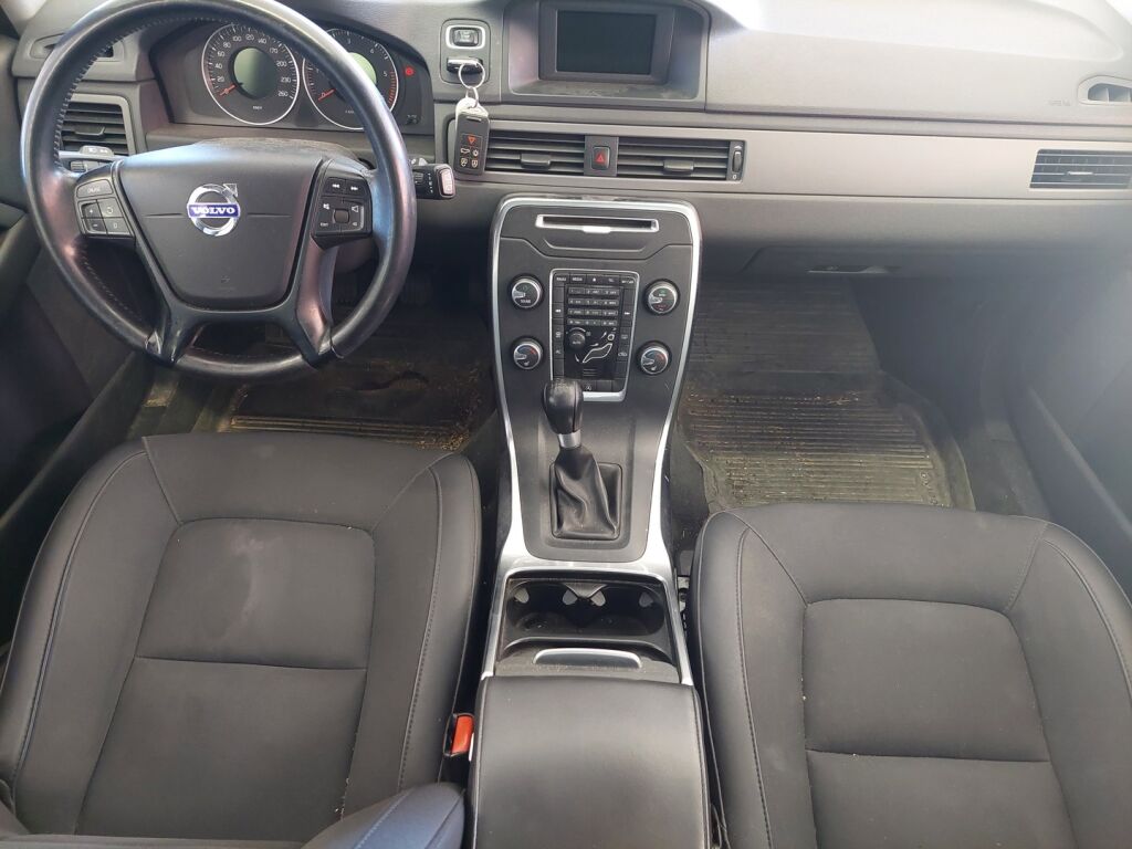 Volvo V70 2012 Musta