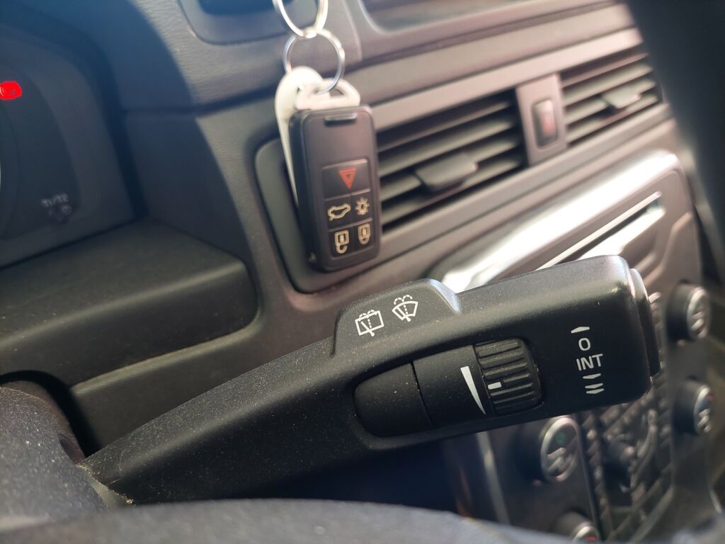 Volvo V70 2012 Musta