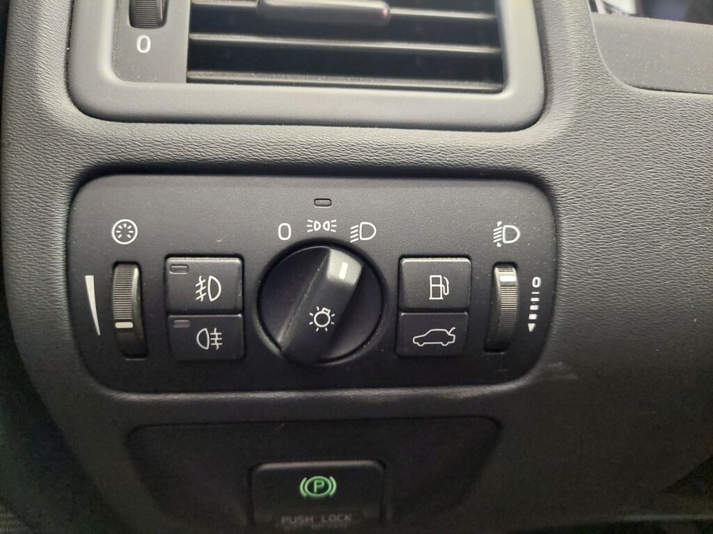 Volvo V70 2012 Musta