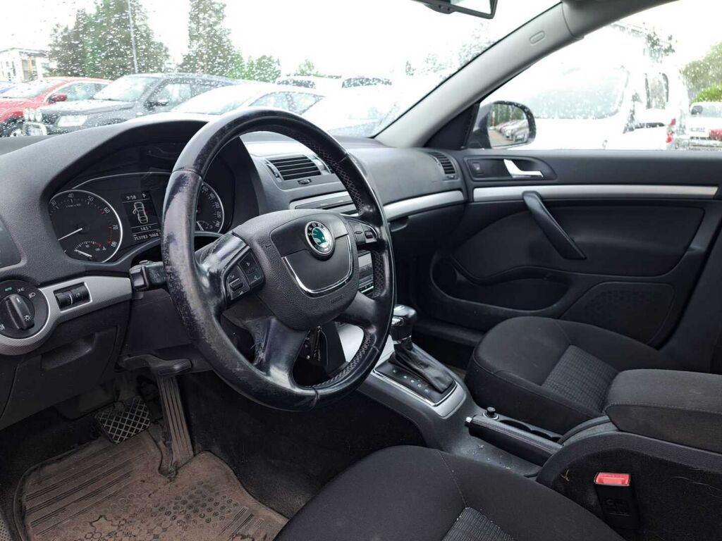 Skoda Octavia 2012 Musta