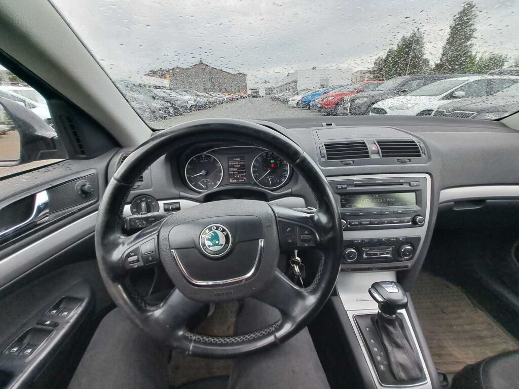 Skoda Octavia 2012 Musta
