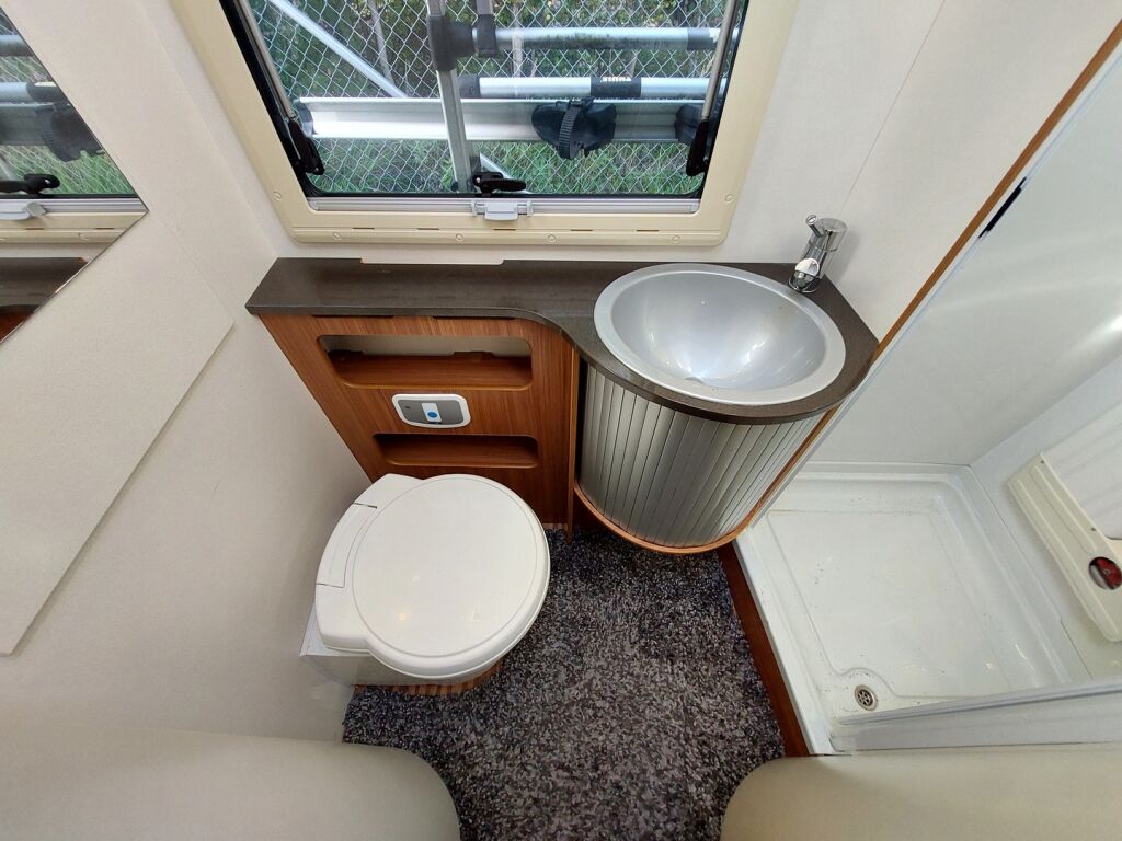 Adria Coral Plus S 670 SLT 2013 Valkoinen