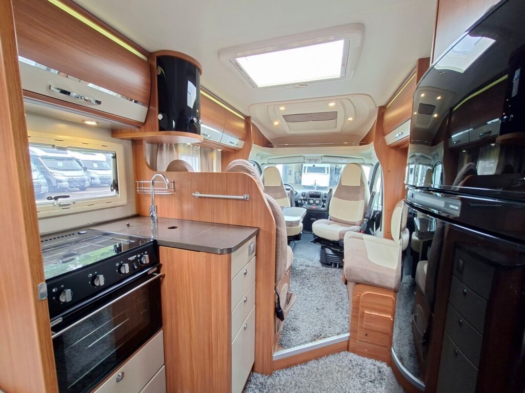 Adria Coral Plus S 670 SLT 2013 Valkoinen