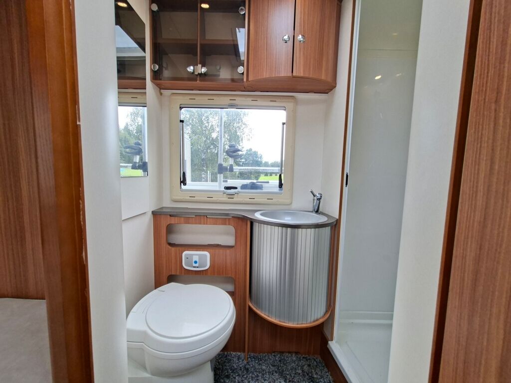 Adria Coral Plus S 670 SLT 2013 Valkoinen