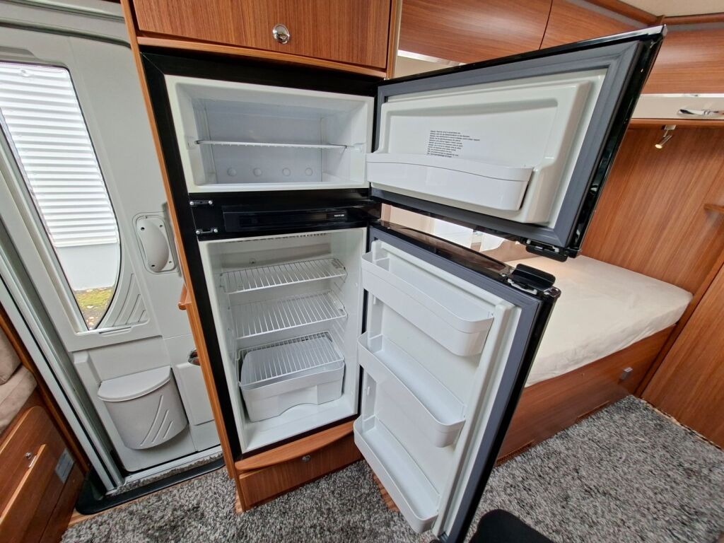 Adria Coral Plus S 670 SLT 2013 Valkoinen