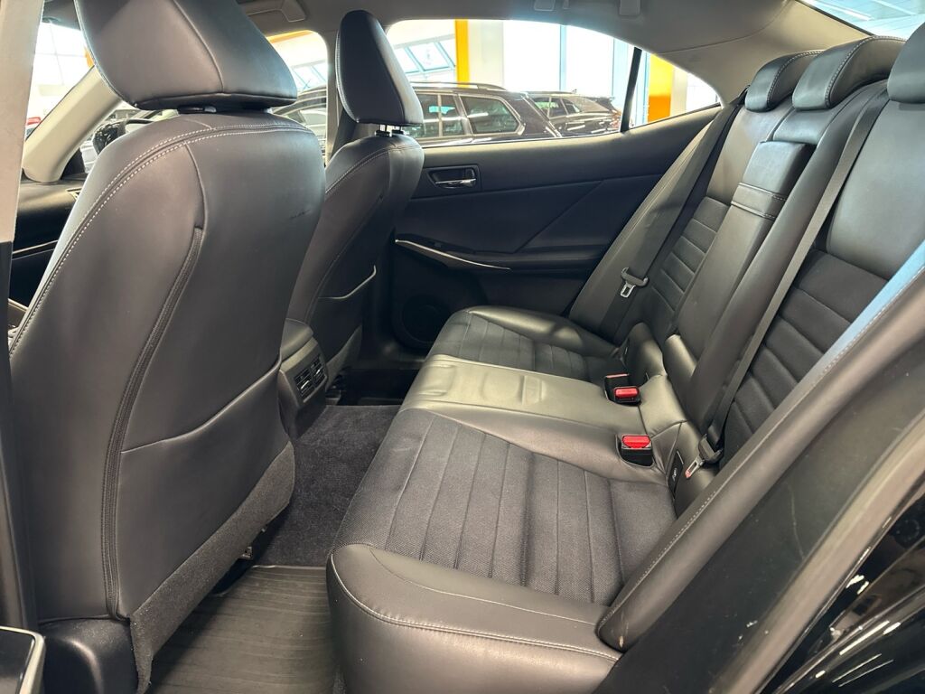 Lexus IS 2013 Musta