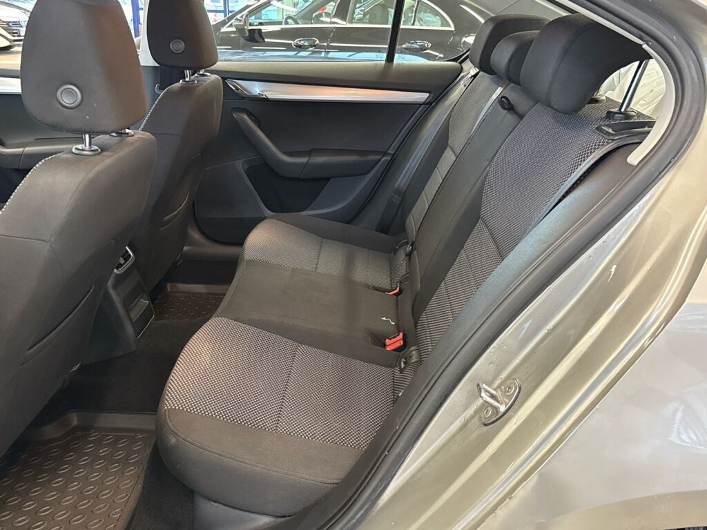 Skoda Octavia 2013 Ruskea (beige)