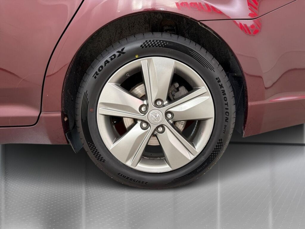 Toyota Avensis 2015 Punainen