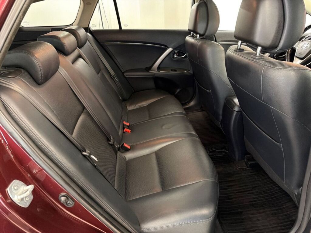 Toyota Avensis 2015 Punainen