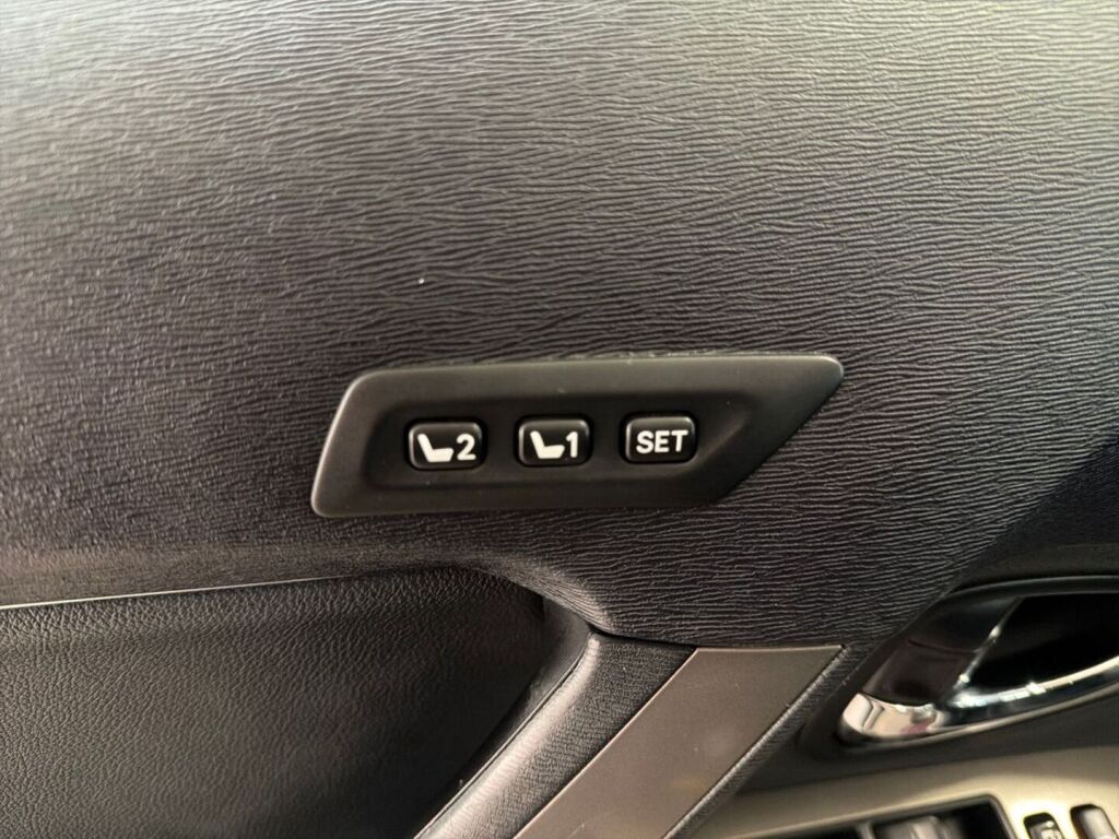 Toyota Avensis 2015 Punainen