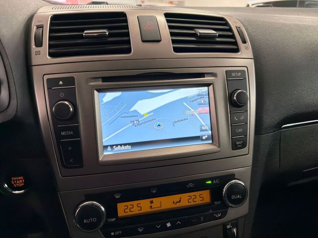 Toyota Avensis 2015 Punainen