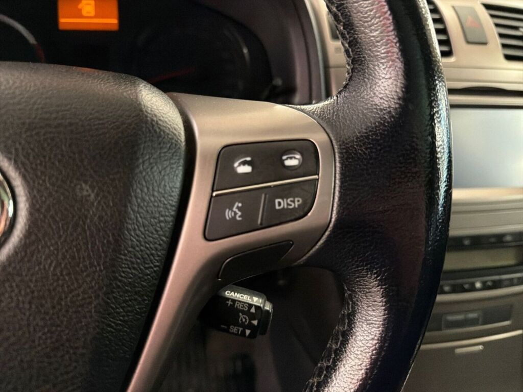 Toyota Avensis 2015 Punainen