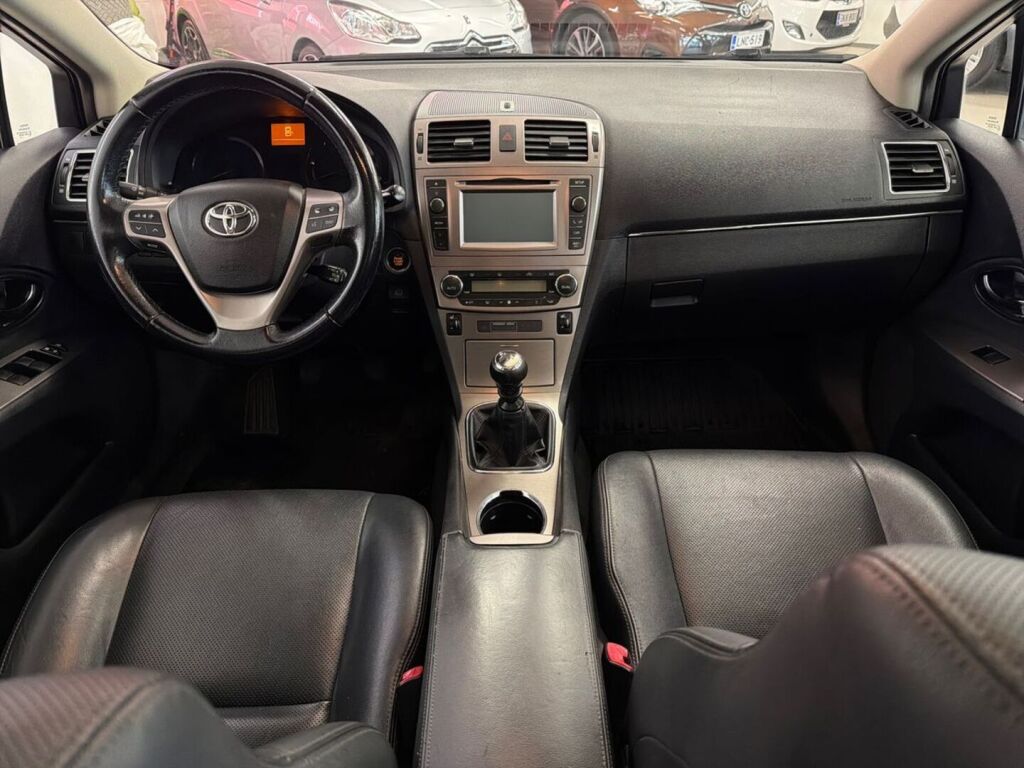 Toyota Avensis 2015 Punainen