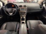 Toyota Avensis 2015 Punainen