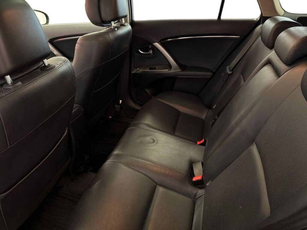 Toyota Avensis 2015 Punainen