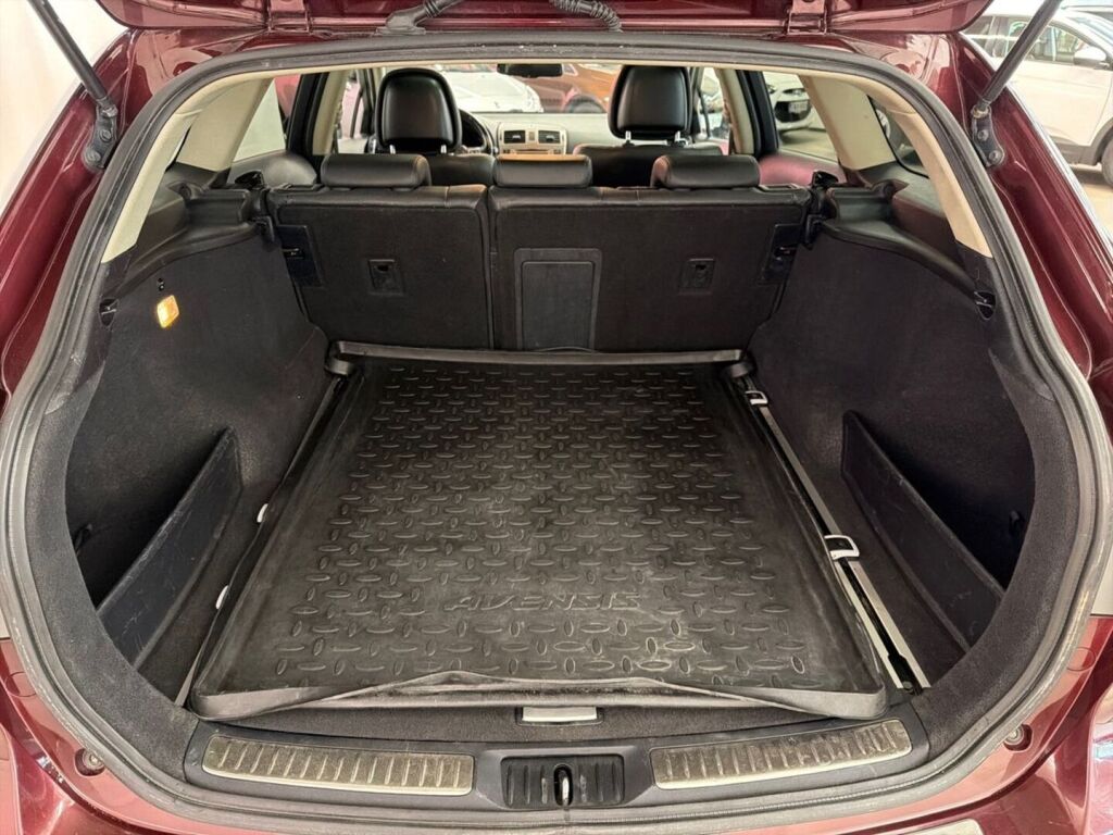 Toyota Avensis 2015 Punainen