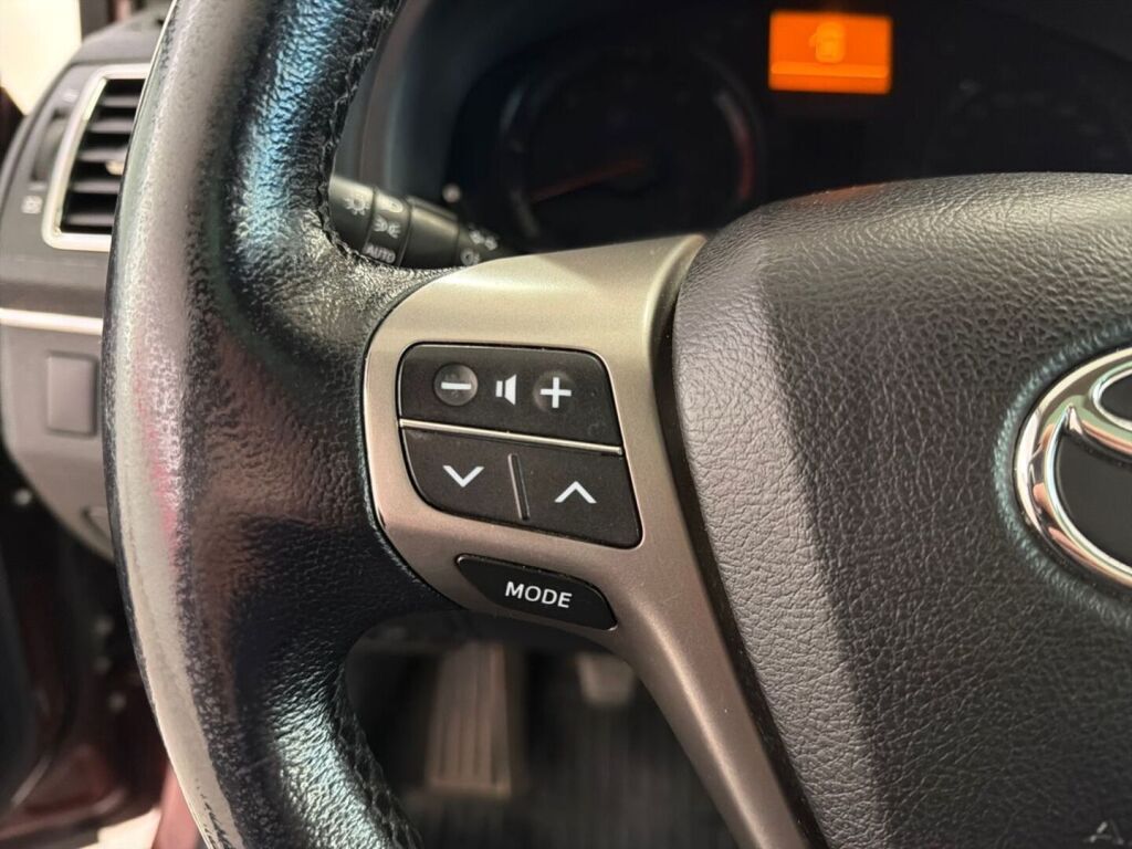 Toyota Avensis 2015 Punainen