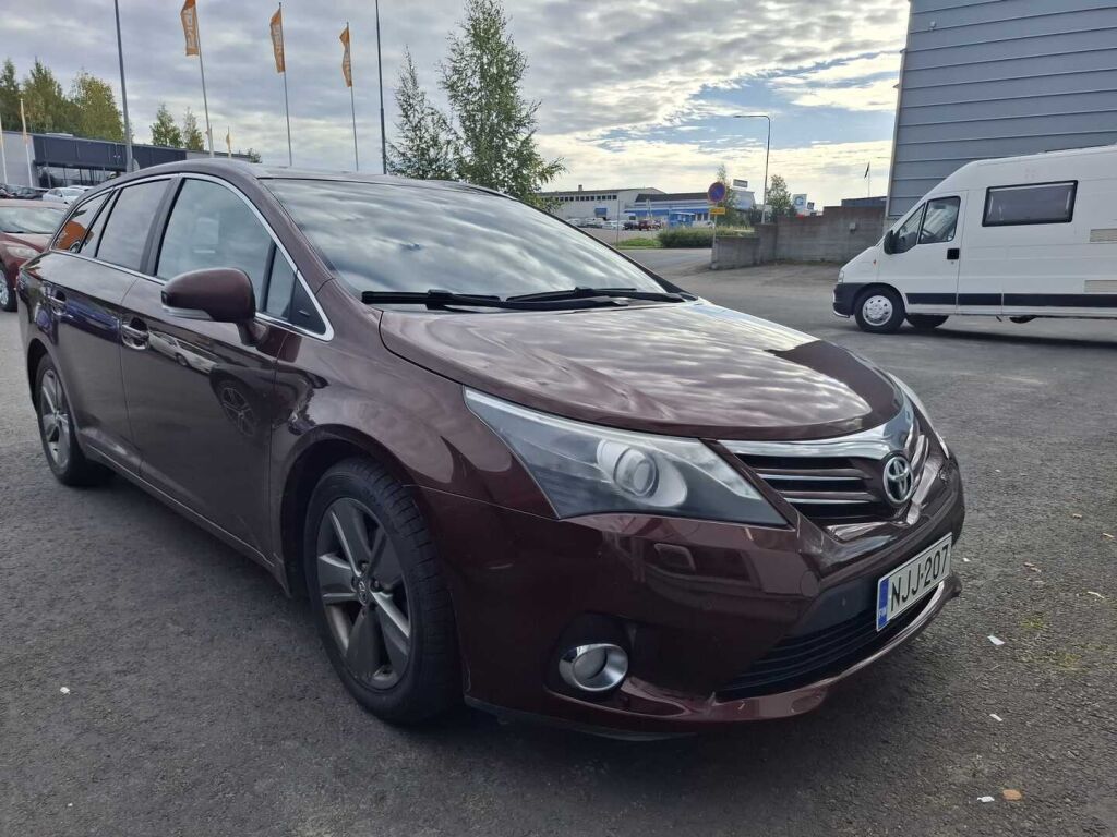 Toyota Avensis 2015 Punainen