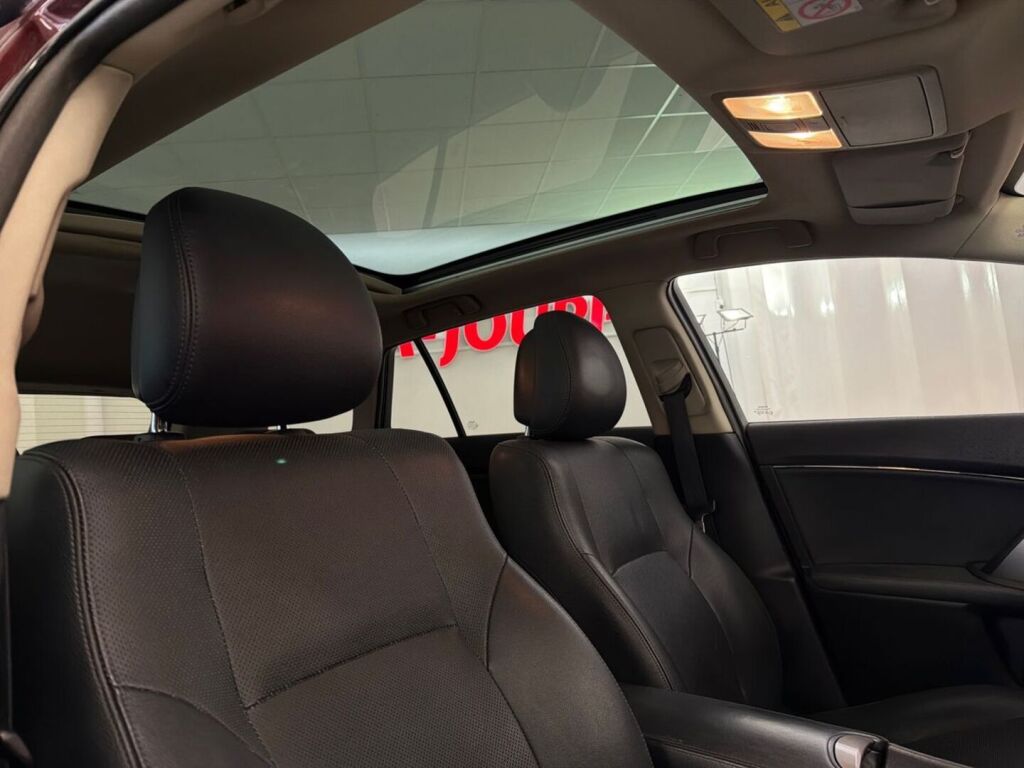 Toyota Avensis 2015 Punainen
