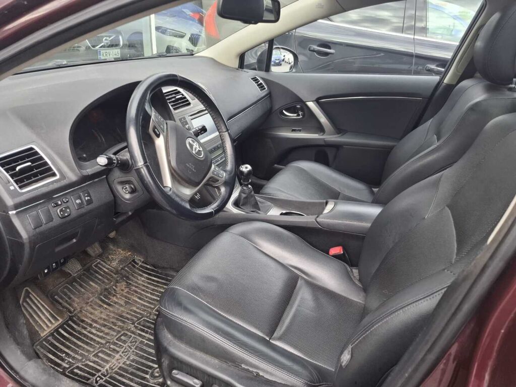 Toyota Avensis 2015 Punainen