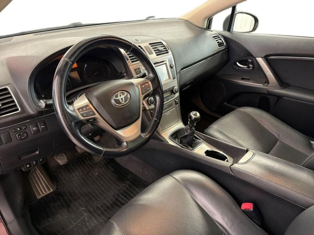 Toyota Avensis 2015 Punainen