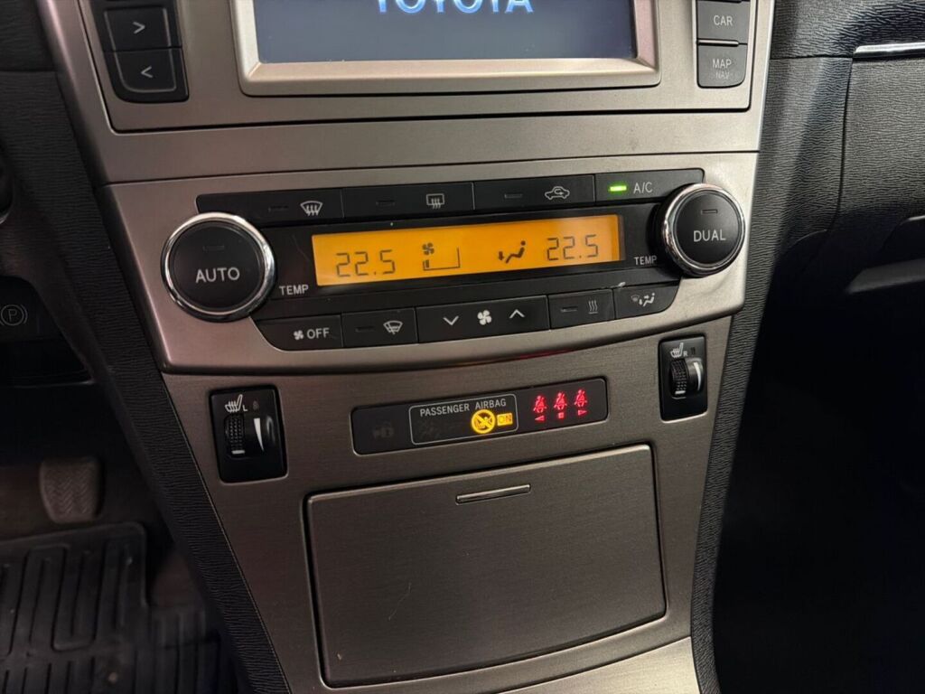 Toyota Avensis 2015 Punainen