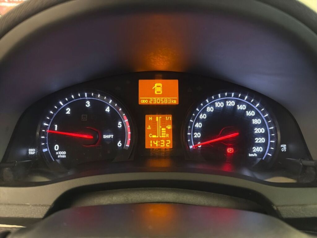 Toyota Avensis 2015 Punainen