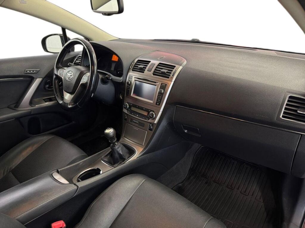 Toyota Avensis 2015 Punainen