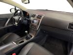 Toyota Avensis 2015 Punainen