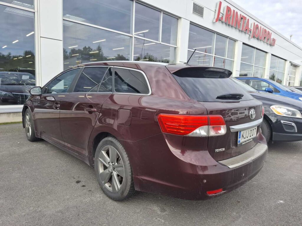 Toyota Avensis 2015 Punainen