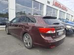 Toyota Avensis 2015 Punainen