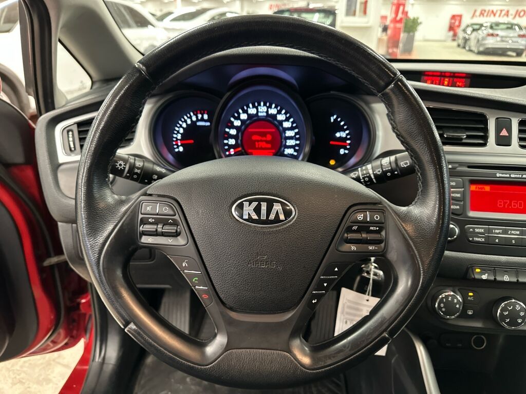 Kia Ceed 2015 Punainen