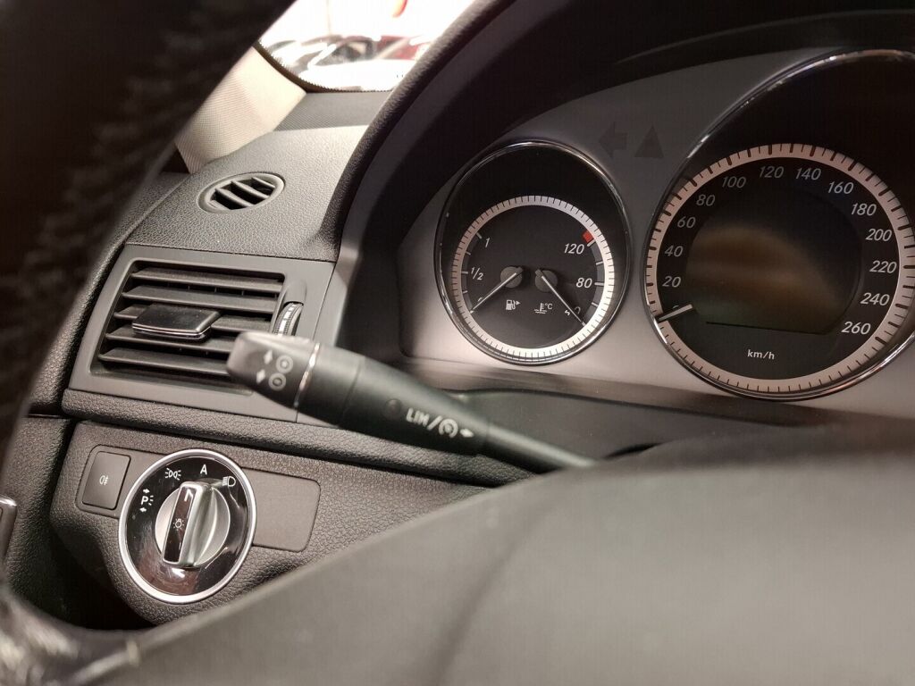 Mercedes-Benz C 2010 Musta