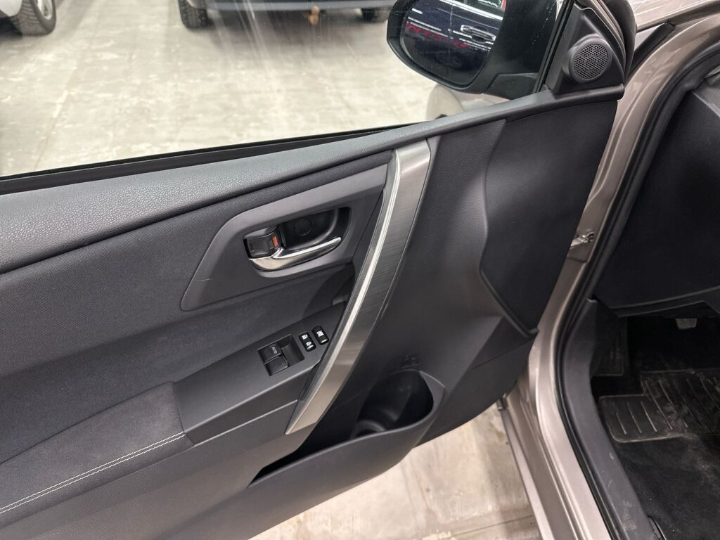 Toyota Auris 2014 Ruskea (beige)