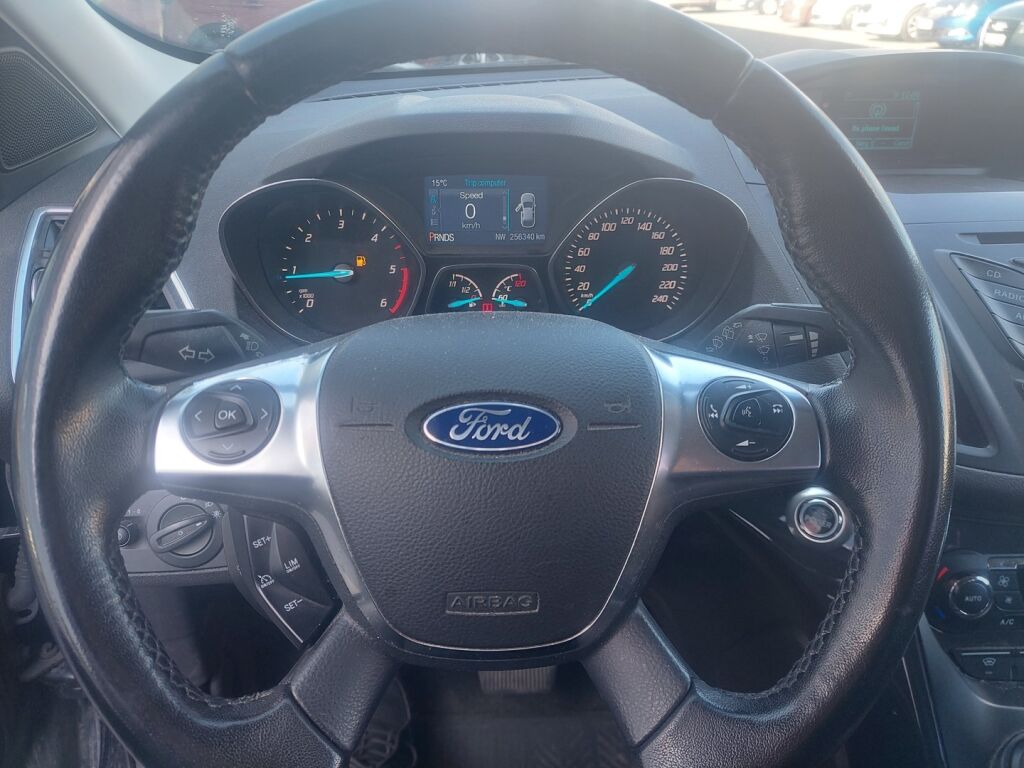 Ford Kuga 2014 Musta