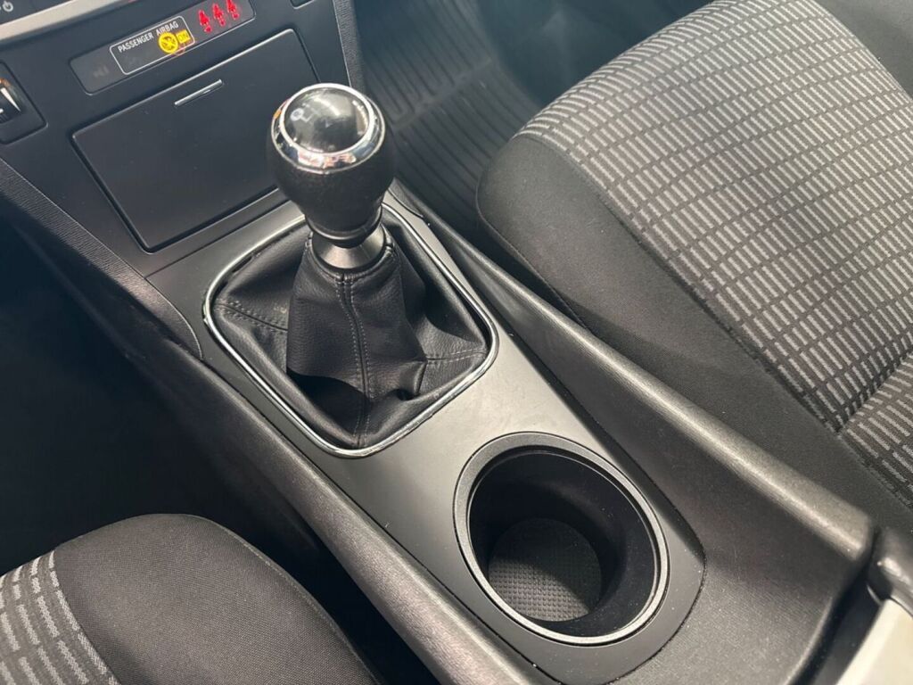 Toyota Avensis 2014 Valkoinen