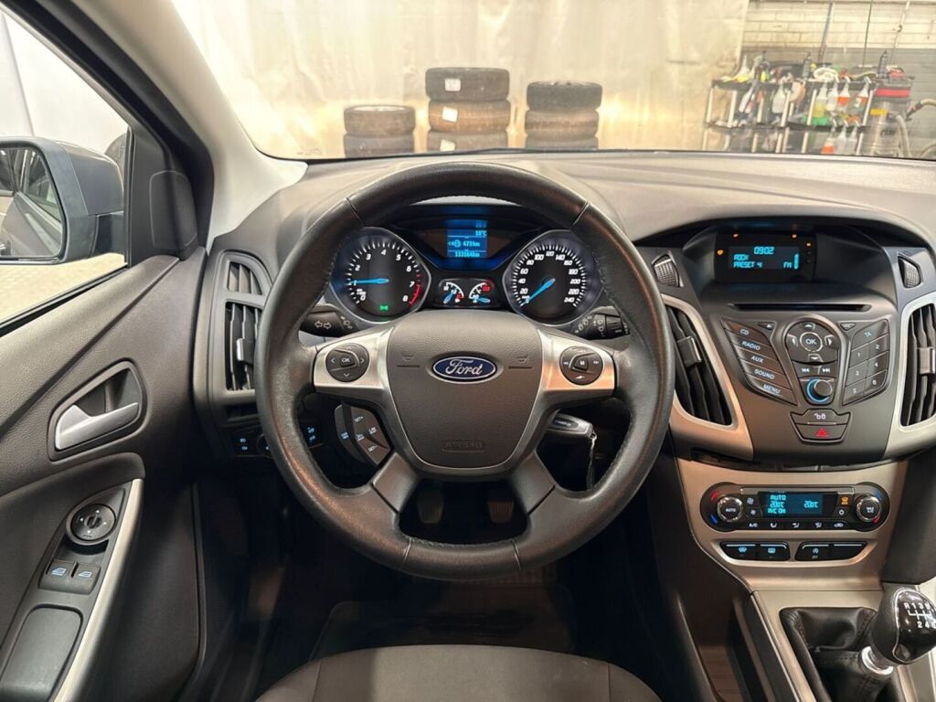 Ford Focus 2014 Ruskea (beige)