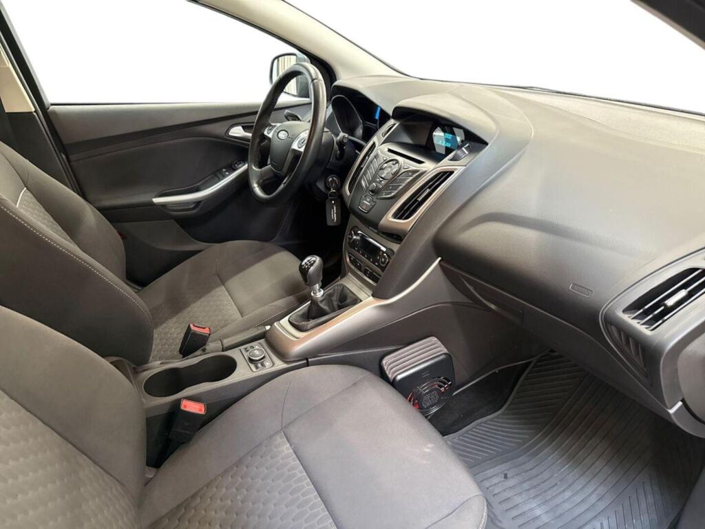 Ford Focus 2014 Ruskea (beige)