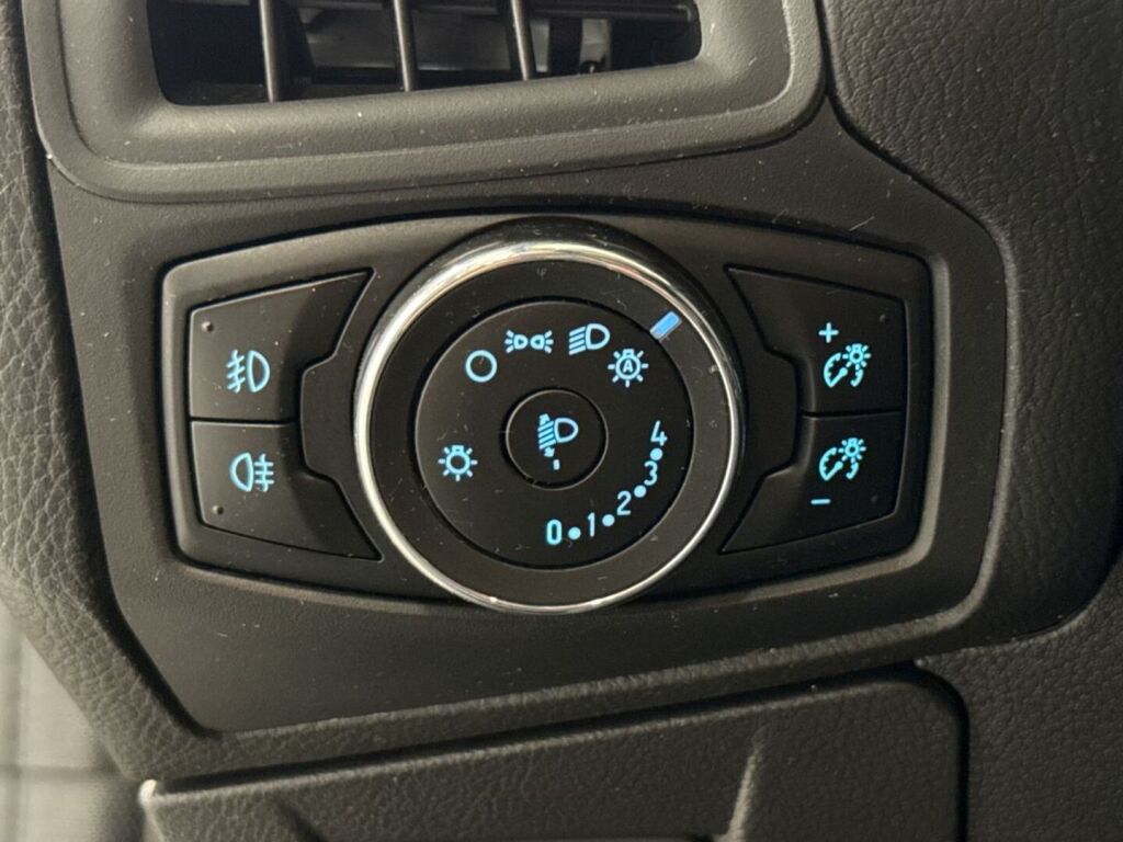 Ford Focus 2014 Ruskea (beige)