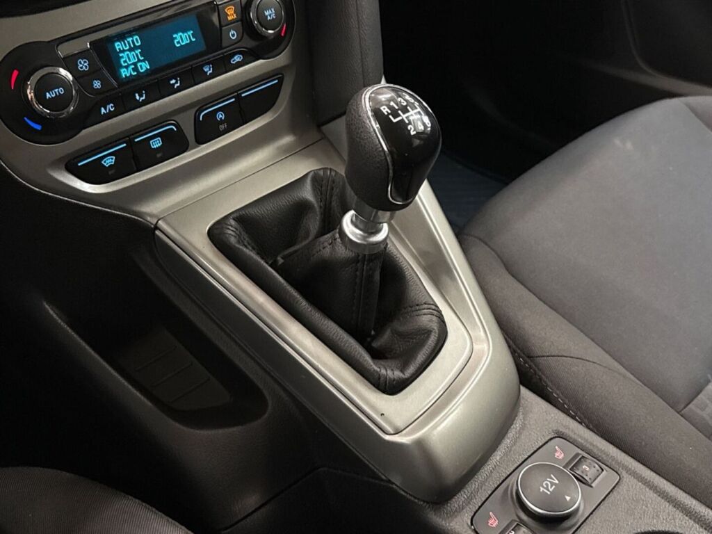 Ford Focus 2014 Ruskea (beige)