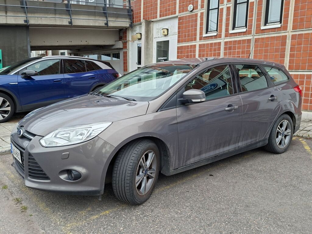 Ford Focus 2014 Ruskea (beige)