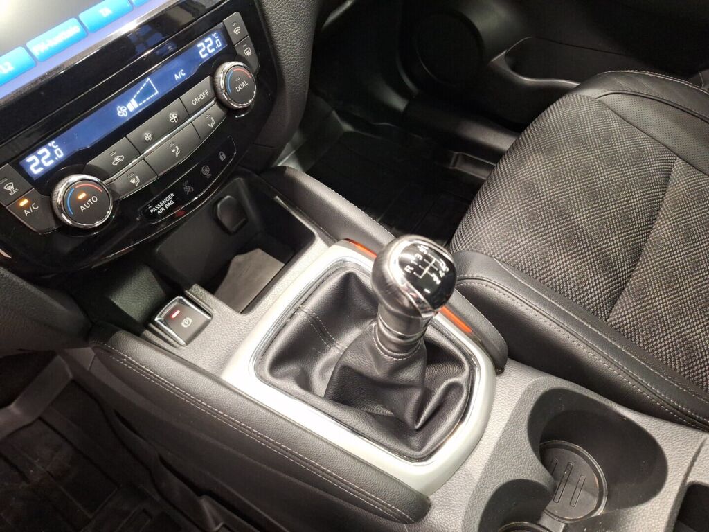 Nissan Qashqai 2015 Ruskea (beige)