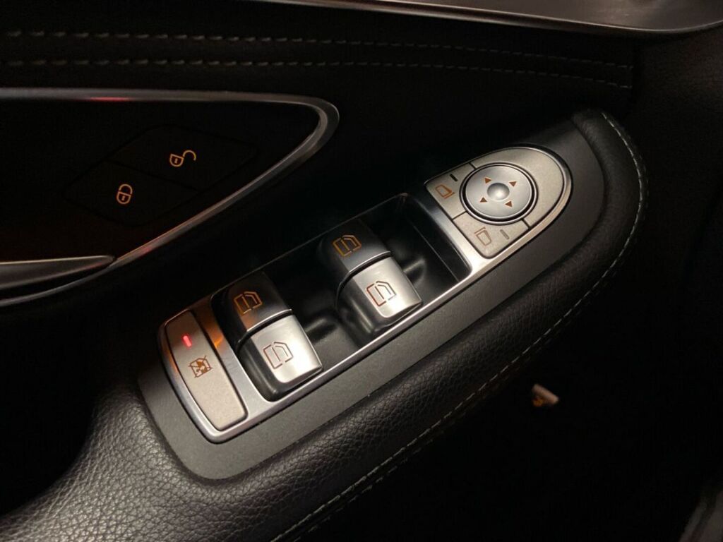 Mercedes-Benz C 2015 Ruskea (beige)