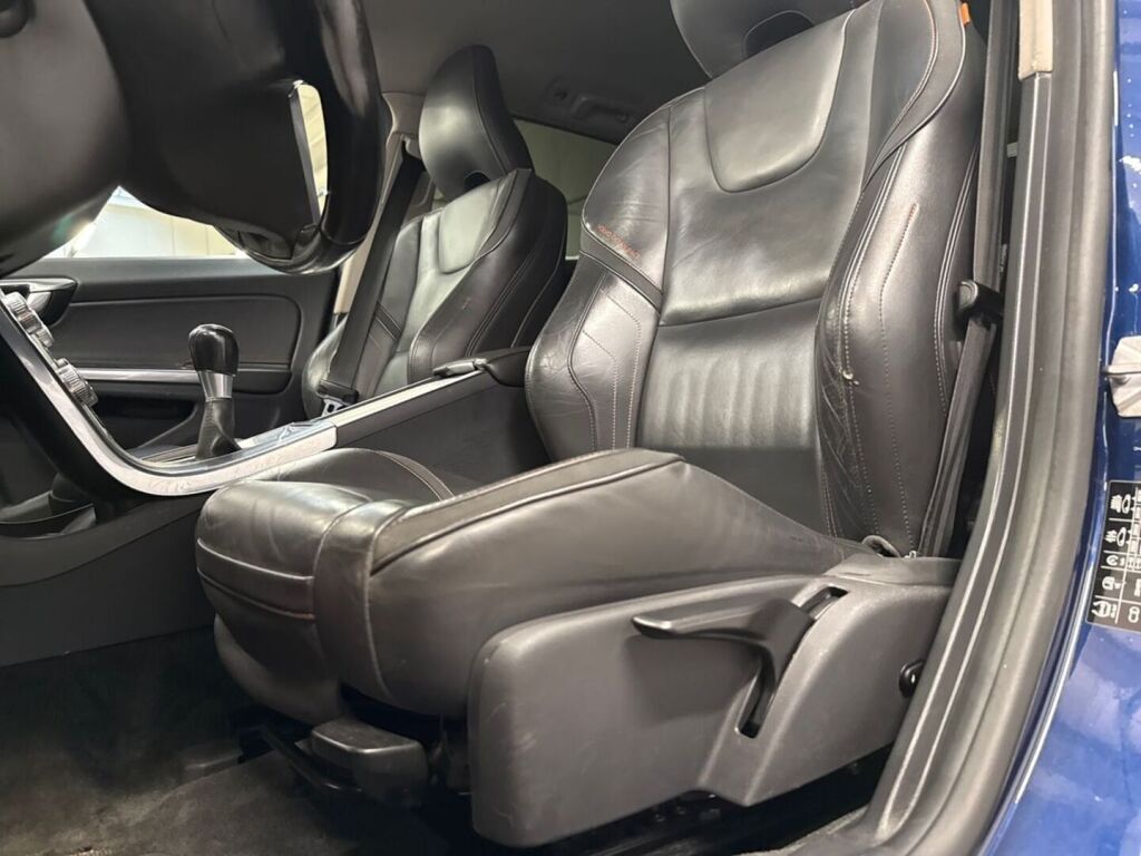 Volvo V60 2014 Sininen