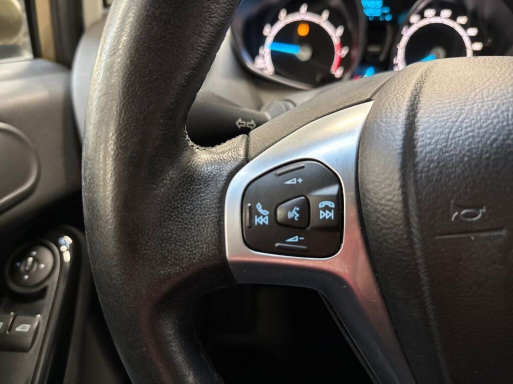 Ford Fiesta 2015 Ruskea (beige)