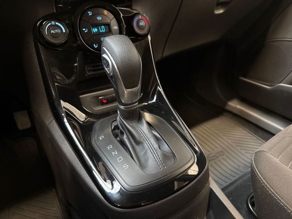 Ford Fiesta 2015 Ruskea (beige)