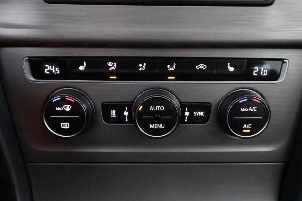 Volkswagen Golf 2015 Musta